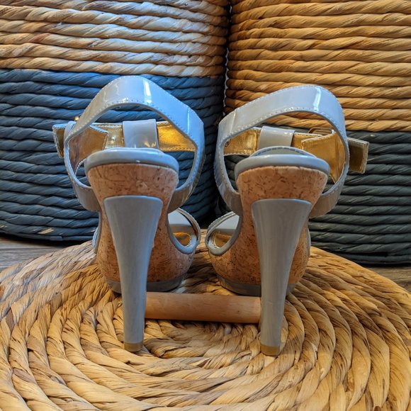 NWOT (W7) - ATMOSPHERE Grey Patent T-Strap Platform Sandal - Picture 3 of 13